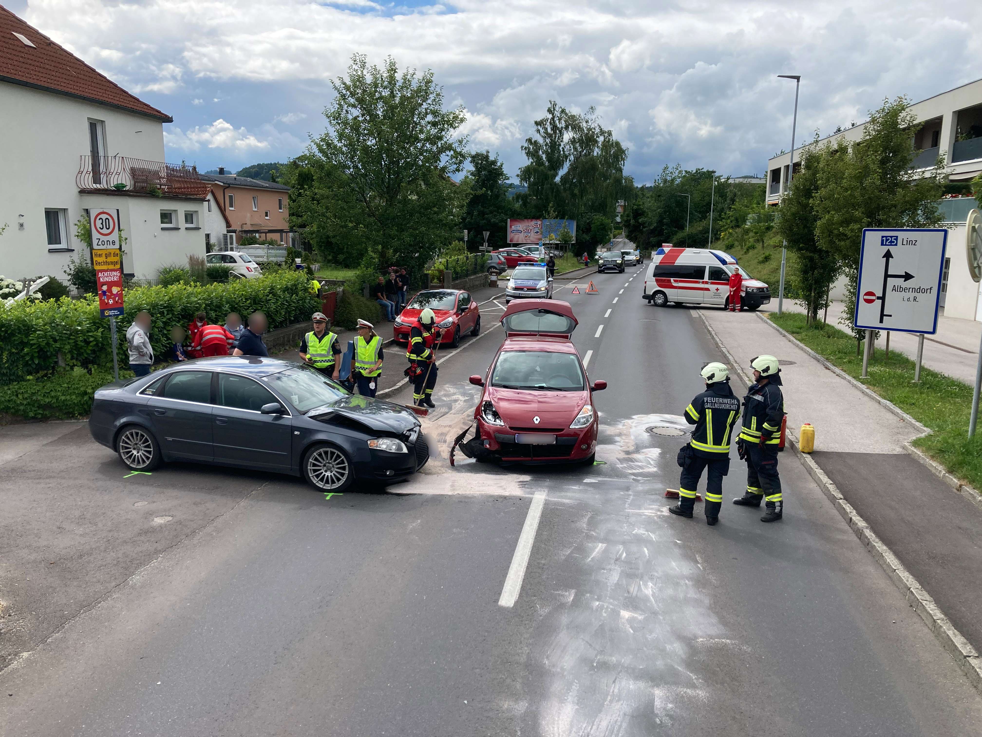 Aufräumarbeiten nach Verkehrsunfall