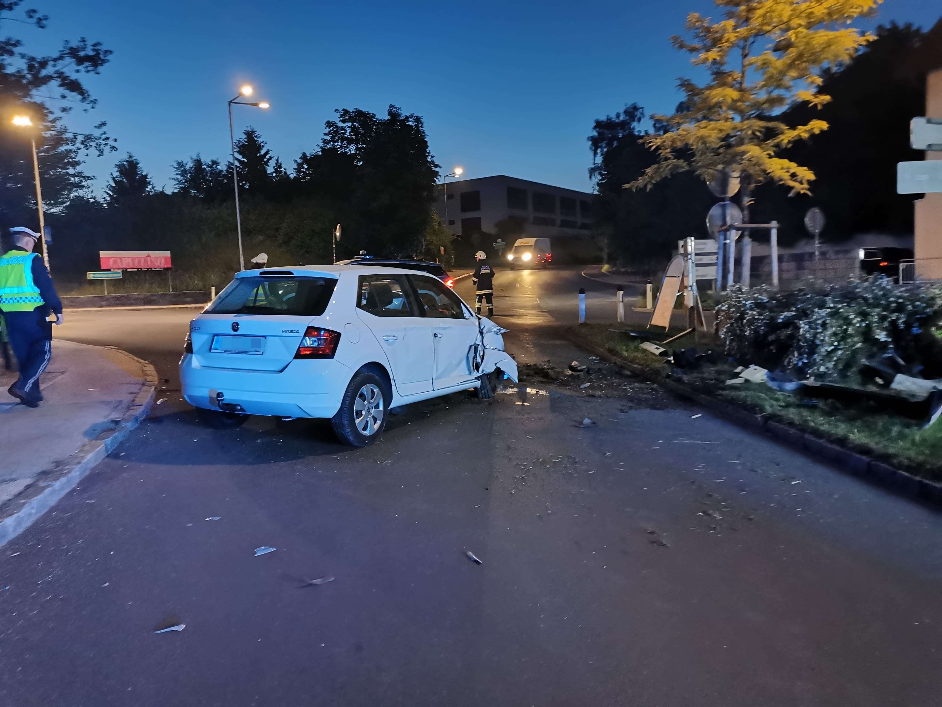 Pkw durchbricht Verkehrsinsel und rammt Lichtmast