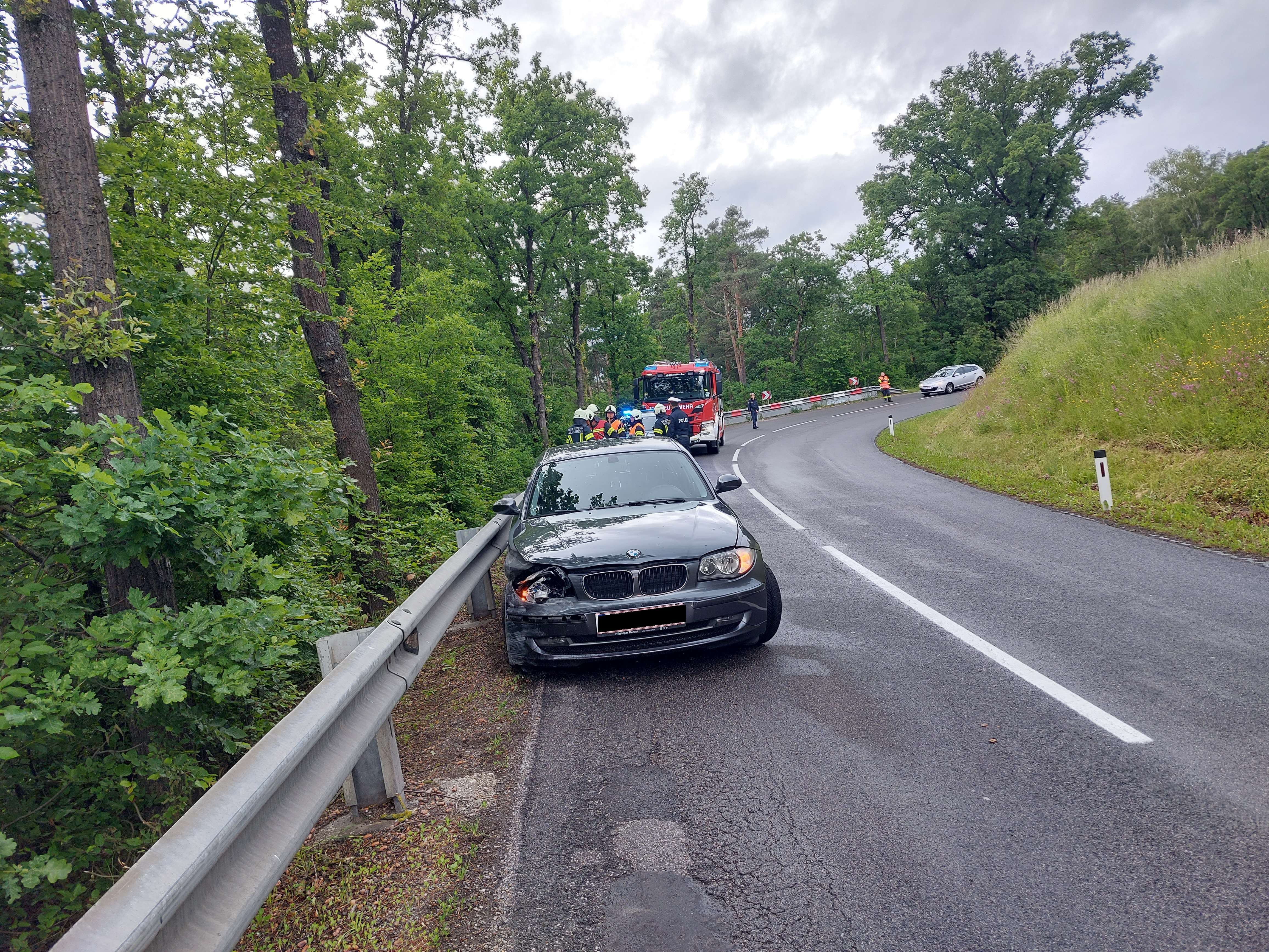 Auto in Leitplanke