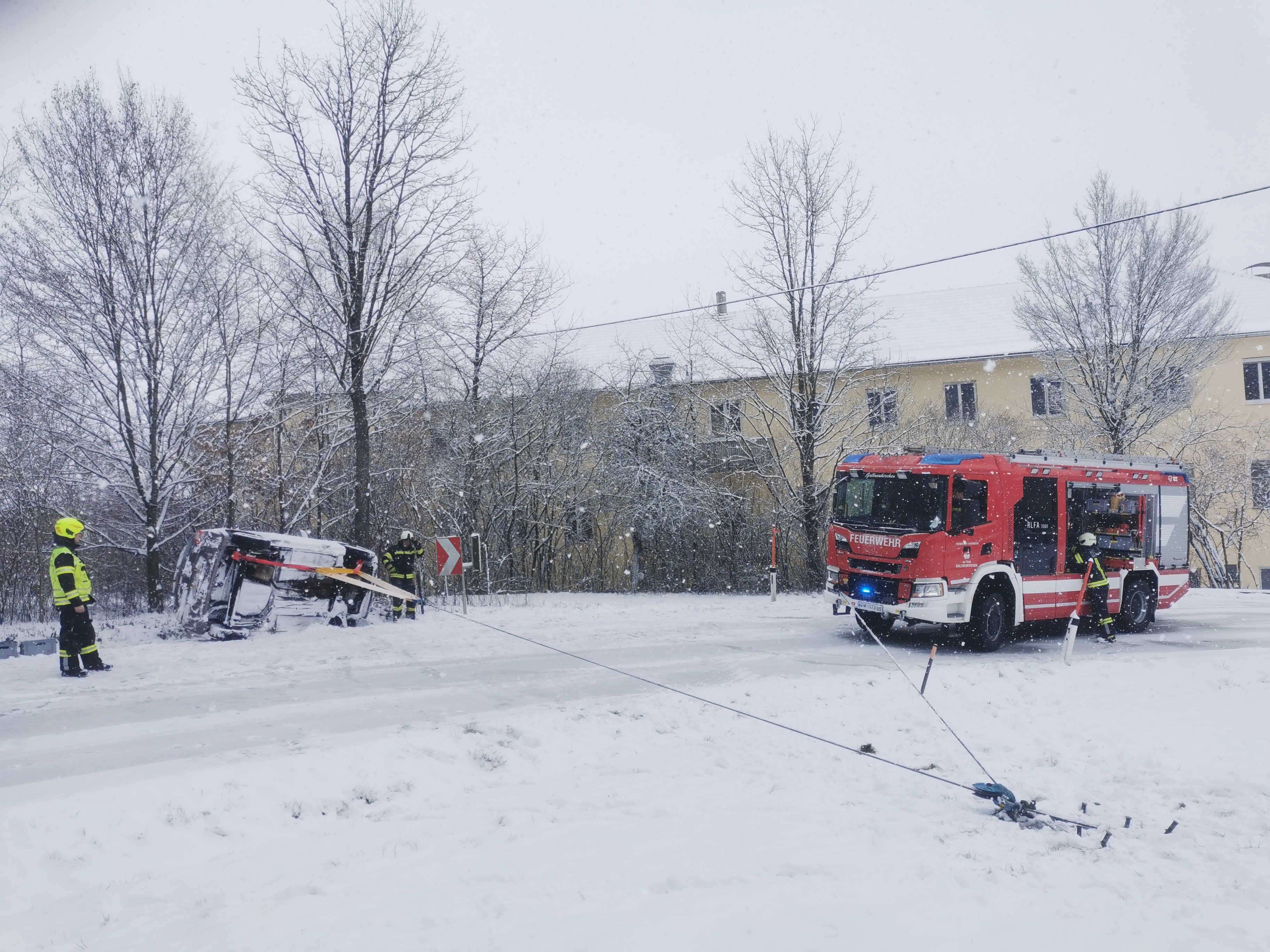 Fahrzeugüberschlag auf Schneefahrbahn