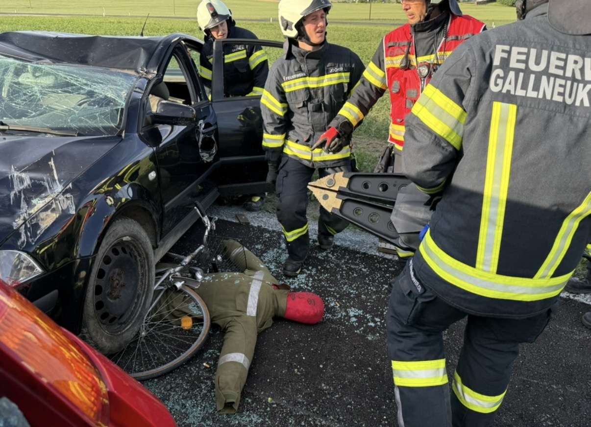 Einsatzübung Verkehrsunfall mit eingeklemmter Person in PKW