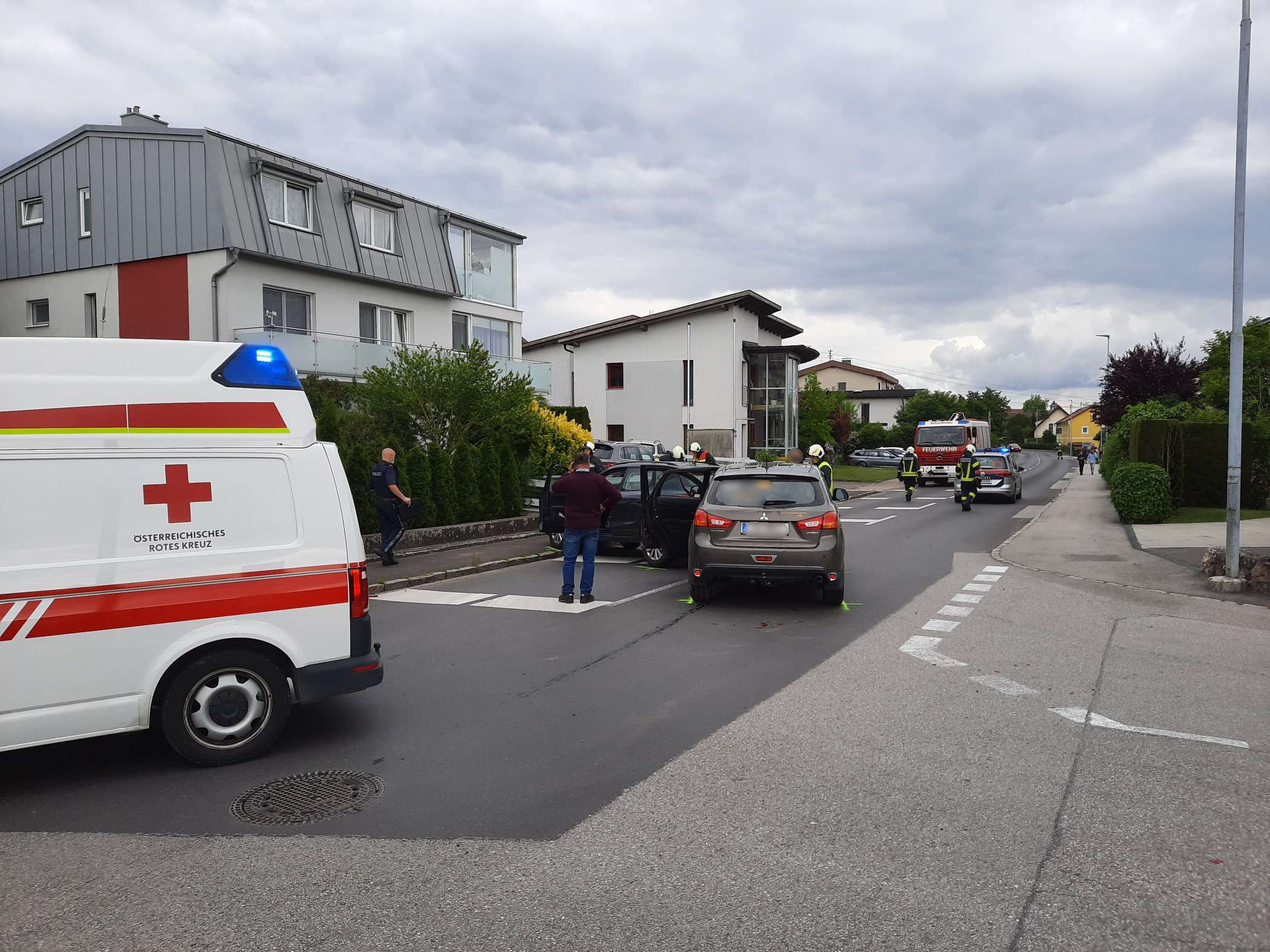 Aufräumarbeiten nach einem Verkehrsunfall