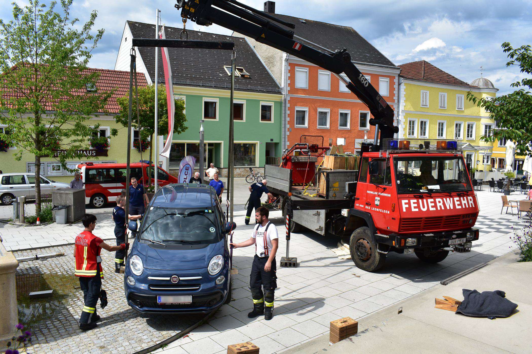 PKW auf Stiege: Fahrzeugbergung am Marktplatz