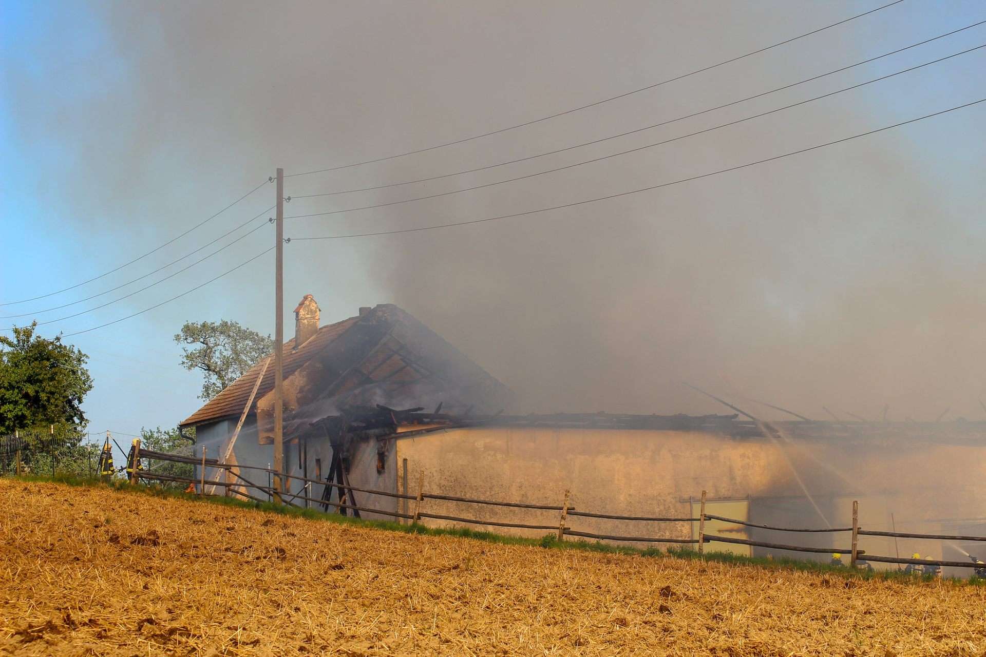 Großeinsatz bei Brand in Oberbairing