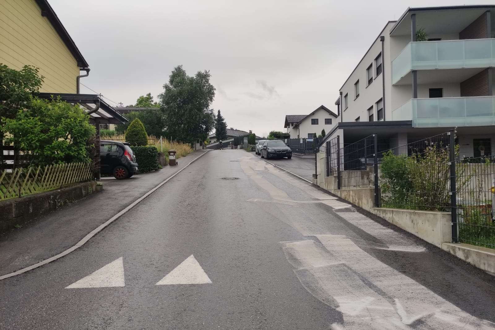 Regen verschleppt Ölspur