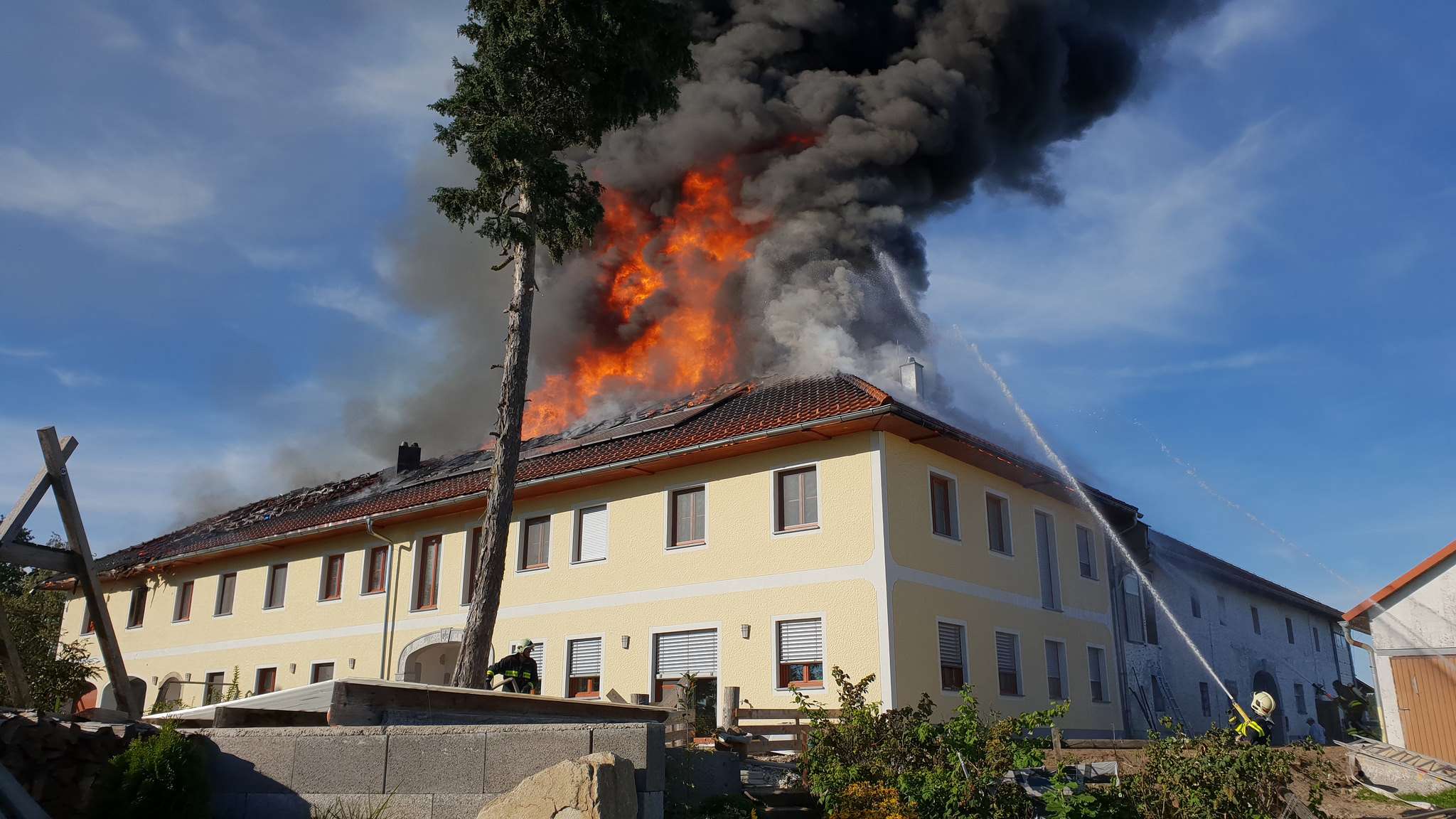 Großeinsatz bei Bauernhausbrand in Innertreffling