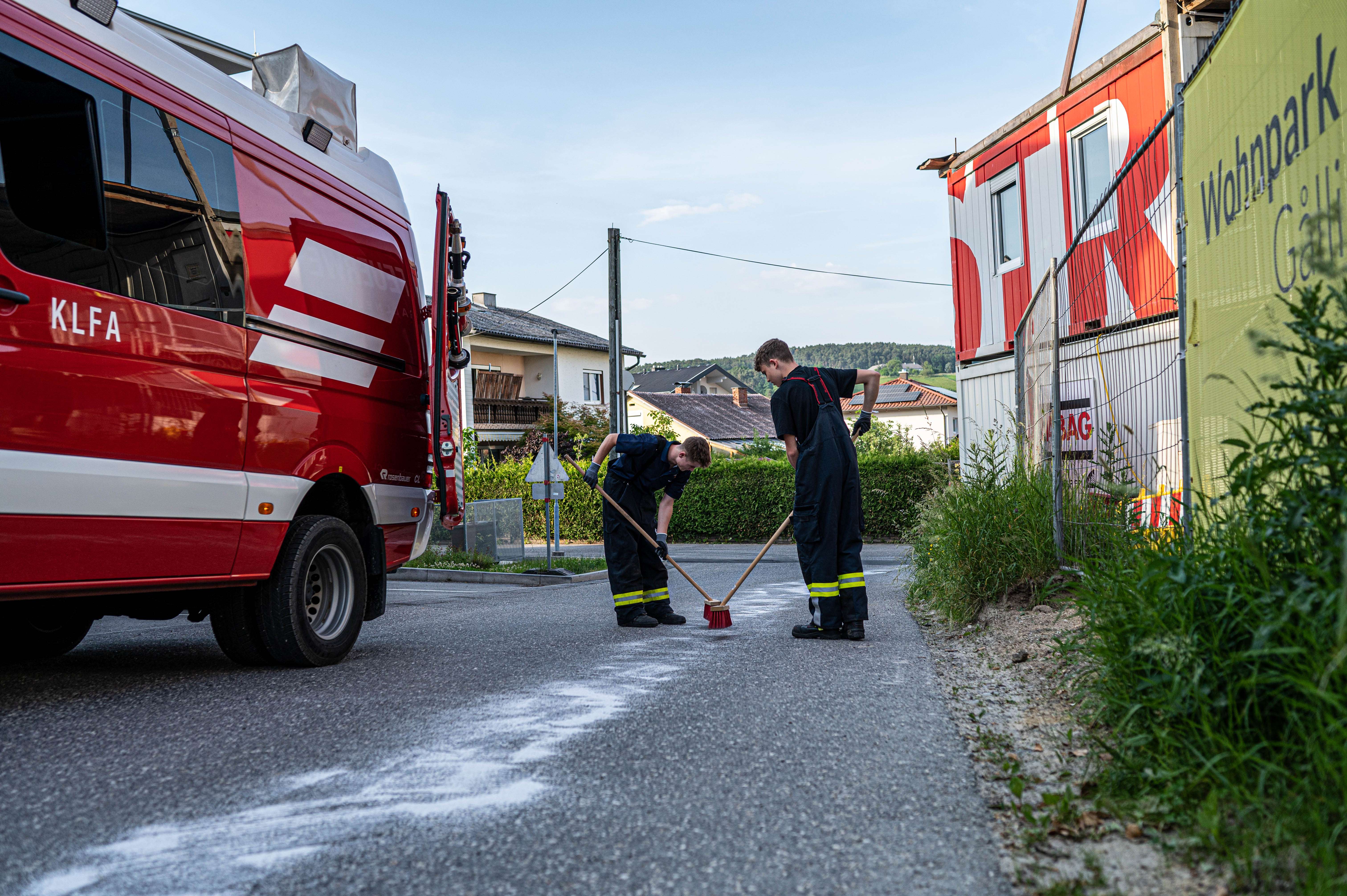  Einsatzkräfte beseitigten Ölspur von der Blütenstraße bis zum Mirellenstüberl