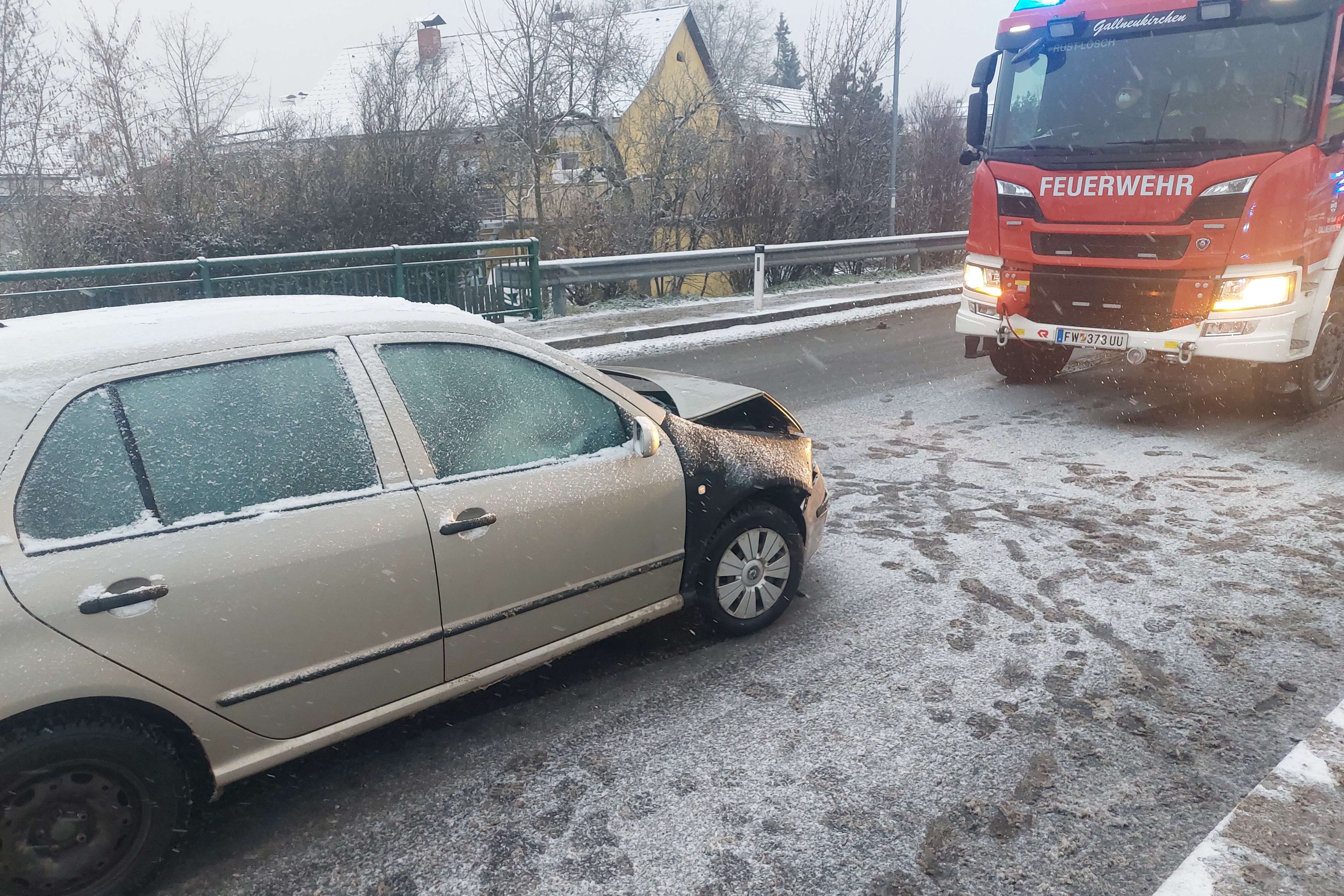 Verkehrsunfall bei winterlichen Fahrbahnverhältnissen