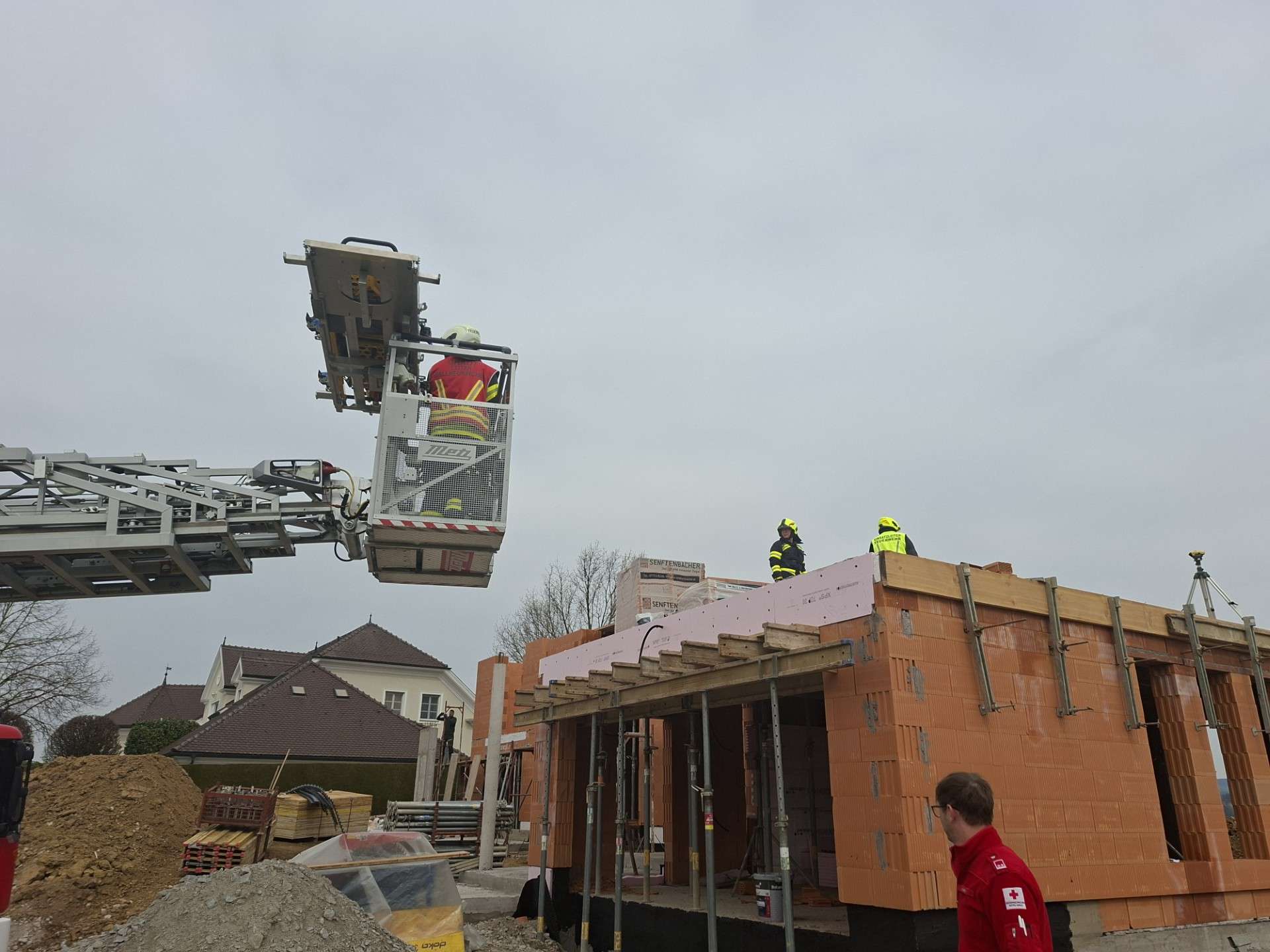 Personenrettung mittels Drehleiter