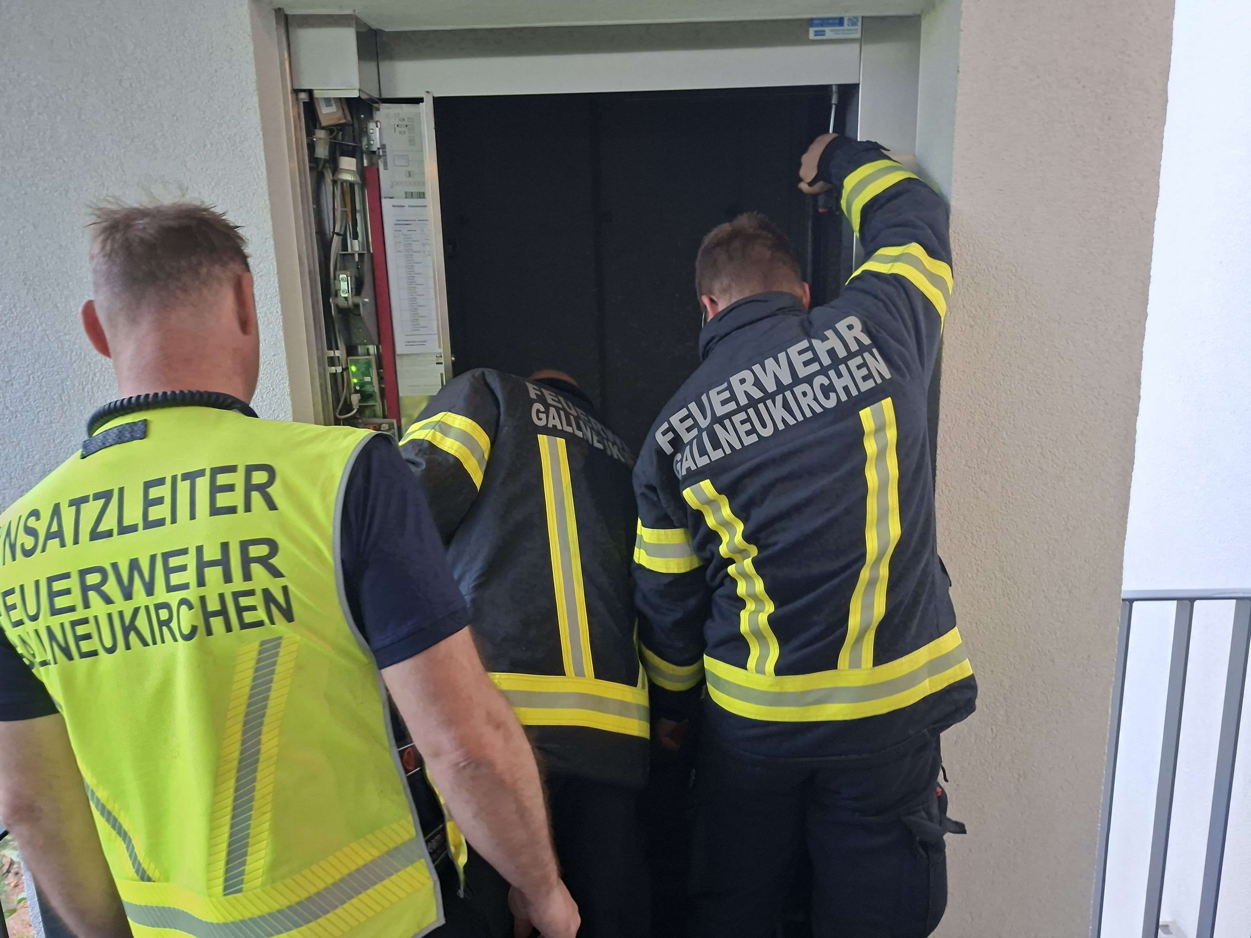 Eingeschlossene Person in Lift