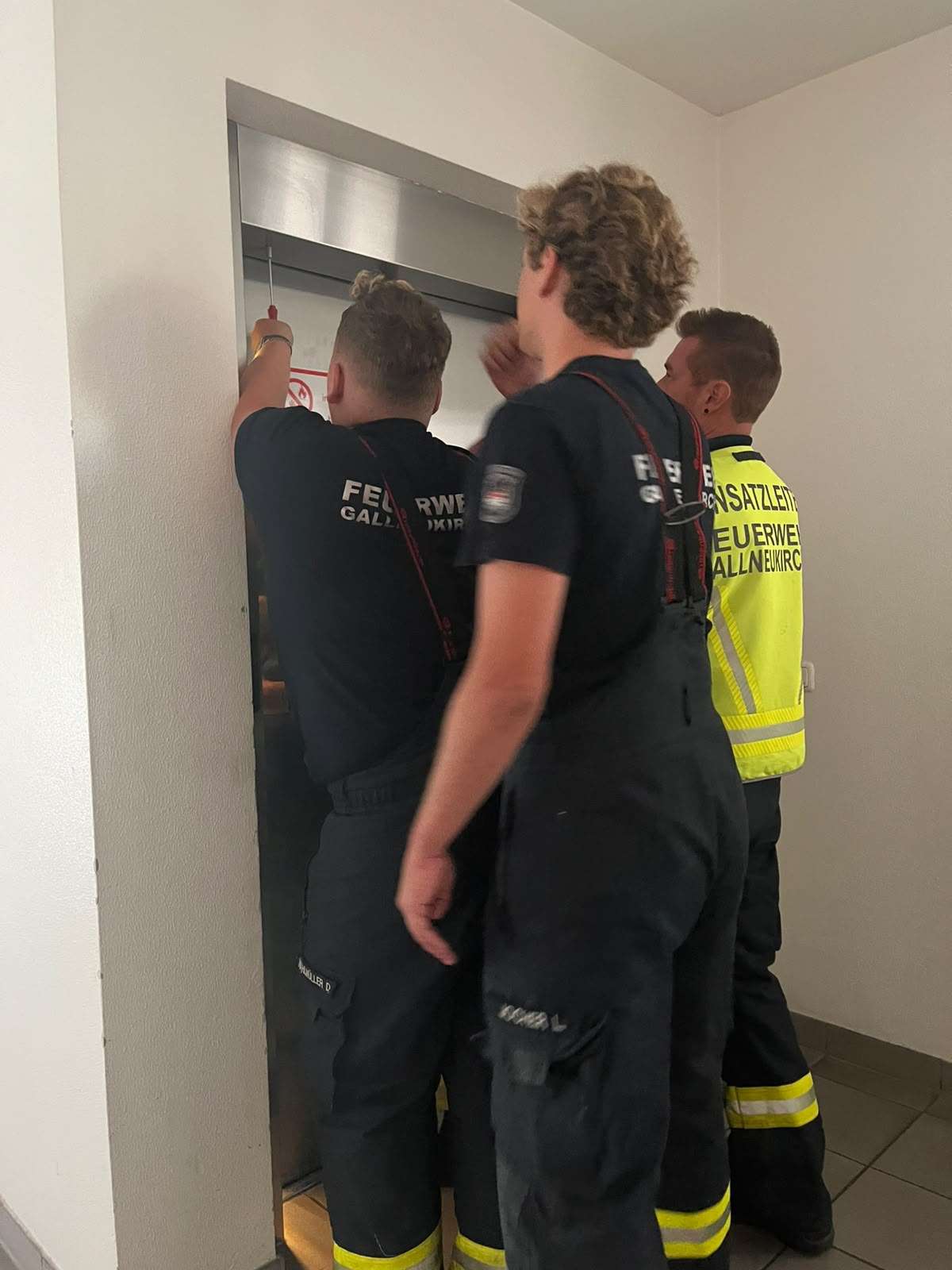 Eingeschlossene Person in Lift
