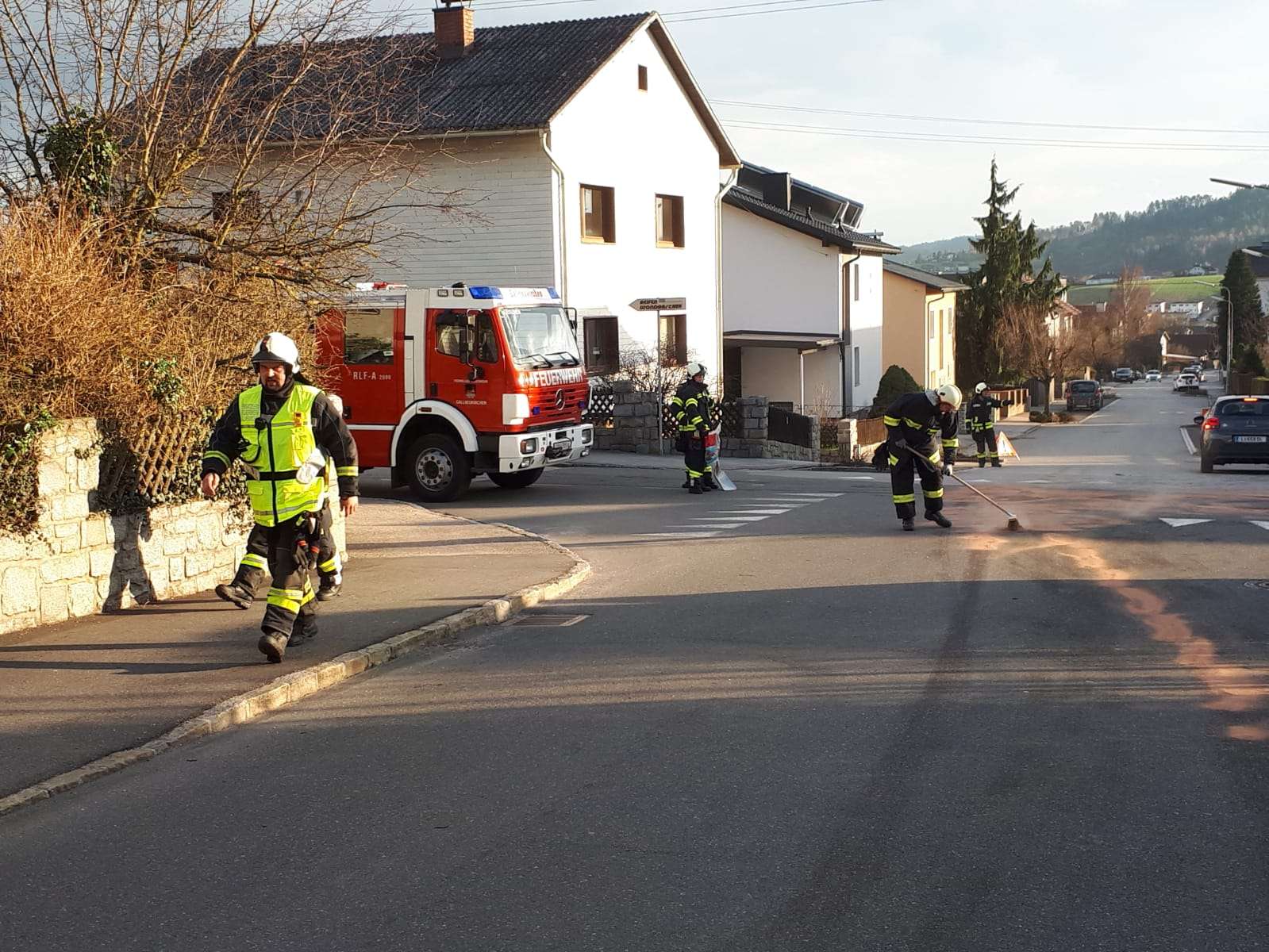 Aufräumarbeiten nach Verkehrsunfall