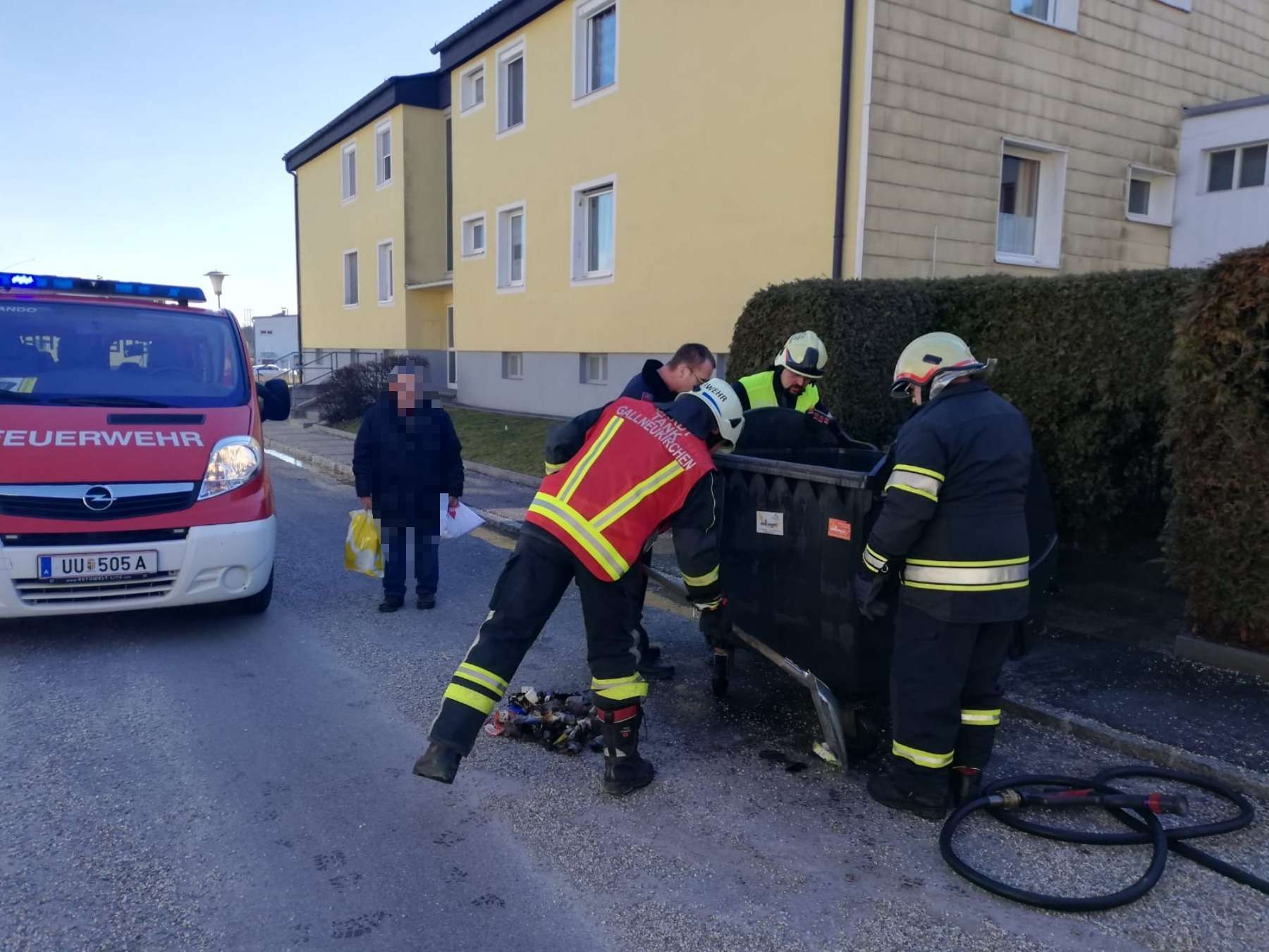 Glimmbrand in Plastikcontainer aufgrund von heißer Asche